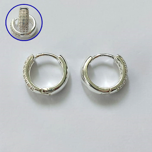 BRINCO FOLHEADO A PRATA COM 50 MILÉSIMOS + VERNIZ DIAMOND - BRINCO ARGOLA CRAVEJADO COM 3 FILEIRAS DE MICROS ZIRCÔNIAS 5X15MM - PRA631