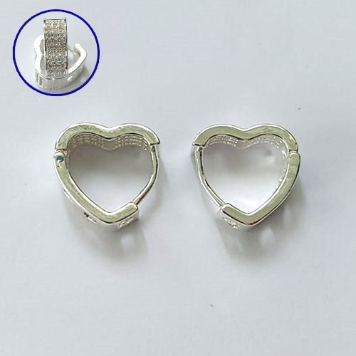 BRINCO FOLHEADO A PRATA COM 50 MILÉSIMOS + VERNIZ DIAMOND - BRINCO ARGOLA CORAÇÃO CRAVEJADO COM 3 FILEIRAS DE MICROS ZIRCÔNIAS 6X14MM - PRA634