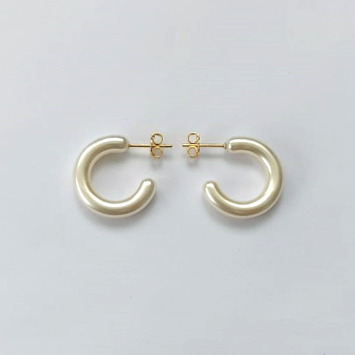 BRINCO FOLHEADO A OURO - BANHADO COM 5 MILÉSIMOS + VERNIZ DIAMOND - (BRD031D) BRINCO ARGOLA EM PÉROLA 20MM - OURO550