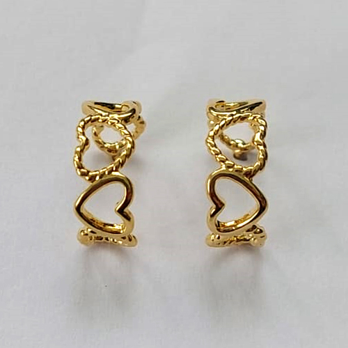 BRINCO FOLHEADO A OURO - BANHADO COM 5 MILÉSIMOS + VERNIZ DIAMOND - (ARJ1334) BRINCO DE PINO ARGOLA COM CORAÇÕES VAZADOS 6X14MM - OURO556