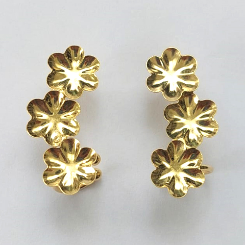 BRINCO FOLHEADO A OURO - BANHADO COM 5 MILÉSIMOS + VERNIZ DIAMOND - (BRJ4063) BRINCO DE PINO FLORES 12X27MM - OURO563