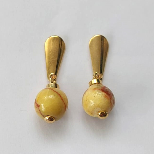 BRINCO FOLHEADO A OURO - BANHADO COM 5 MILÉSIMOS + VERNIZ DIAMOND - BRINCO DE PINO BASE GOTA E PINGENTE EM PEDRA JADE MOSTARDA 10MM - OURO581