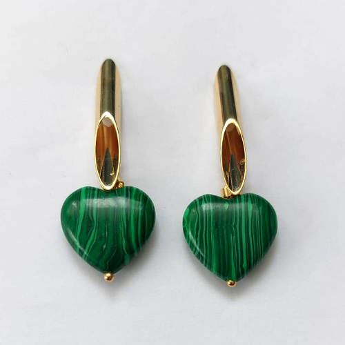 BRINCO FOLHEADO A OURO - BANHADO COM 5 MILÉSIMOS + VERNIZ DIAMOND - BRINCO DE PINO COMPRIDA E PINGENTE EM PEDRA NATURAL MALAQUITA CORAÇÃO 10MM - OURO582