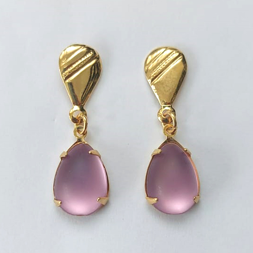 BRINCO FOLHEADO A OURO - BANHADO COM 5 MILÉSIMOS + VERNIZ DIAMOND - BRINCO DE PINO BASE GOTA E PINGENTE EM PEDRA BRILHO DA LUA 9X13MM - OURO587