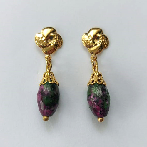 BRINCO FOLHEADO A OURO - BANHADO COM 5 MILÉSIMOS + VERNIZ DIAMOND - BRINCO DE PINO BASE FLOR E PINGENTE PEDRA RUBI ZIOSITE 12MM - OURO589