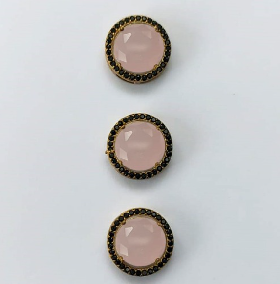 PINGENTE NO BRUTO PRONTO PARA O BANHO - KIT COM 3 PINGENTES COM BASES EM ALTA FUSÃO REDONDAS CRAVEJADAS COM MICROS ZIRCÔNIAS CRISTAIS NEGRO E PEDRA EM ZIRCÔNIA 10MM - PESO TOTAL 6,6GR - BRU0003278