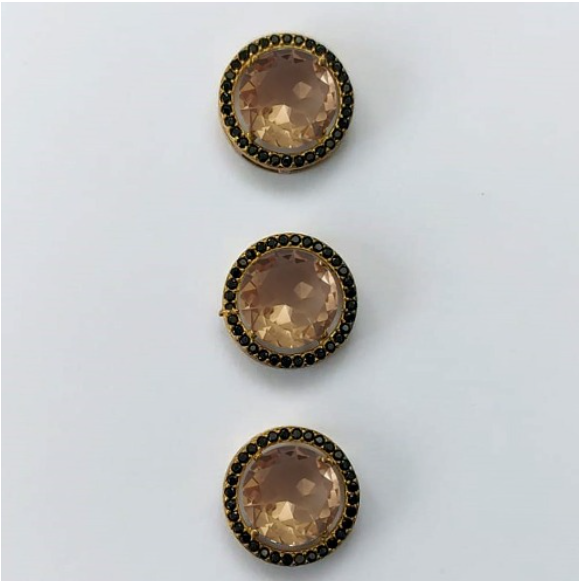 PINGENTE NO BRUTO PRONTO PARA O BANHO - KIT COM 3 PINGENTES COM BASES EM ALTA FUSÃO REDONDAS CRAVEJADAS COM MICROS ZIRCÔNIAS CRISTAIS NEGRO E PEDRA EM ZIRCÔNIA 10MM - PESO TOTAL 6,6GR - BRU0003281