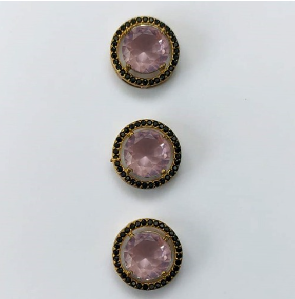 PINGENTE NO BRUTO PRONTO PARA O BANHO - KIT COM 3 PINGENTES COM BASES EM ALTA FUSÃO REDONDAS CRAVEJADAS COM MICROS ZIRCÔNIAS CRISTAIS NEGRO E PEDRA EM ZIRCÔNIA 10MM - PESO TOTAL 6,6GR - BRU0003283