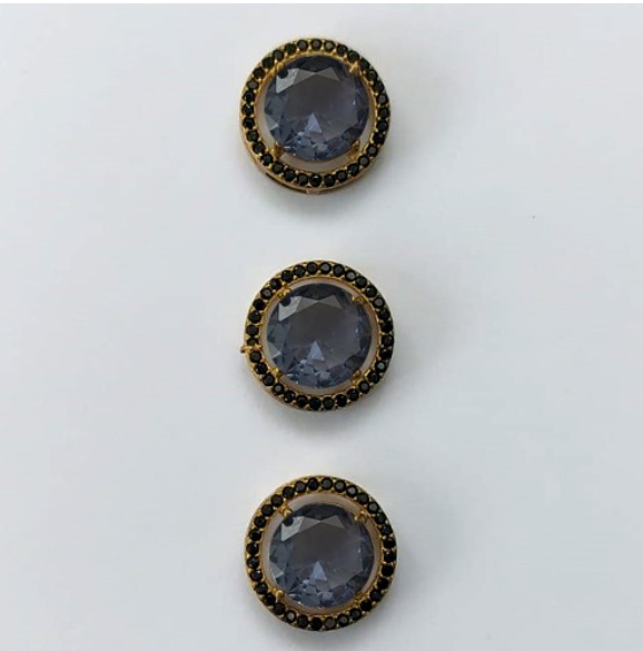 PINGENTE NO BRUTO PRONTO PARA O BANHO - KIT COM 3 PINGENTES COM BASES EM ALTA FUSÃO REDONDAS CRAVEJADAS COM MICROS ZIRCÔNIAS CRISTAIS NEGRO E PEDRA EM ZIRCÔNIA 10MM - PESO TOTAL 6,6GR - BRU0003285