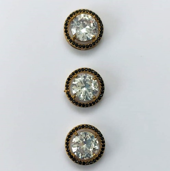 PINGENTE NO BRUTO PRONTO PARA O BANHO - KIT COM 3 PINGENTES COM BASES EM ALTA FUSÃO REDONDAS CRAVEJADAS COM MICROS ZIRCÔNIAS CRISTAIS NEGRO E PEDRA EM ZIRCÔNIA 10MM - PESO TOTAL 6,6GR - BRU0003286