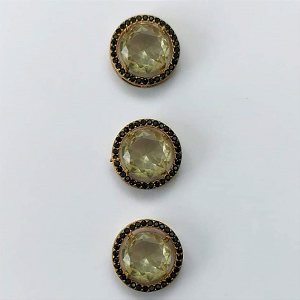 PINGENTE NO BRUTO PRONTO PARA O BANHO - KIT COM 3 PINGENTES COM BASES EM ALTA FUSÃO REDONDAS CRAVEJADAS COM MICROS ZIRCÔNIAS CRISTAIS NEGRO E PEDRA EM ZIRCÔNIA 10MM - PESO TOTAL 6,6GR - BRU0003288