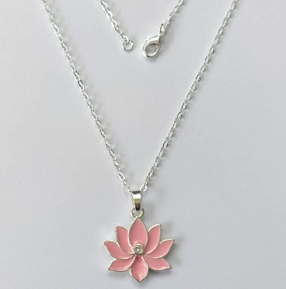 GARGANTILHA FOLHEADO A PRATA COM 50 MILÉSIMOS + VERNIZ DIAMOND FLOR RESINADO E CORRENTE CADEADO DE 45CM- PRA642