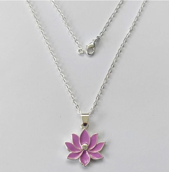 GARGANTILHA FOLHEADO A PRATA COM 50 MILÉSIMOS + VERNIZ DIAMOND FLOR RESINADO E CORRENTE CADEADO DE 45CM- PRA645