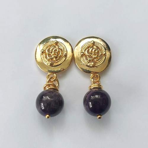 BRINCO FOLHEADO A OURO - BANHADO COM 5 MILÉSIMOS + VERNIZ DIAMOND - BRINCO DE PINO BASE FLOR E PINGENTE PEDRA NATURAL AMETISTA 12MM - OURO594