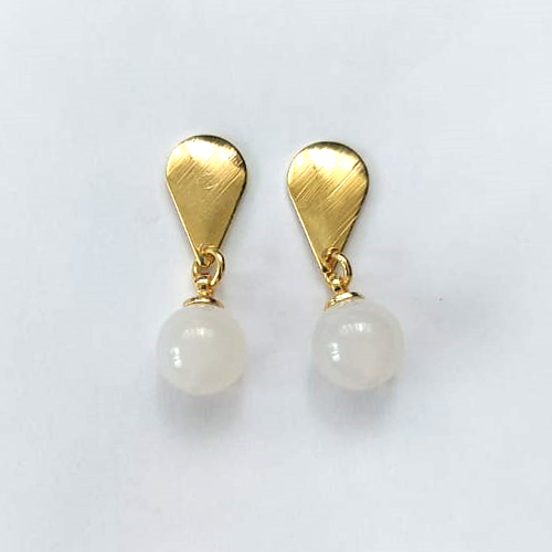 BRINCO FOLHEADO A OURO - BANHADO COM 5 MILÉSIMOS + VERNIZ DIAMOND - BRINCO DE PINO BASE GOTA E PINGENTE PEDRA QUARTZO BRANCA 8MM - OURO595