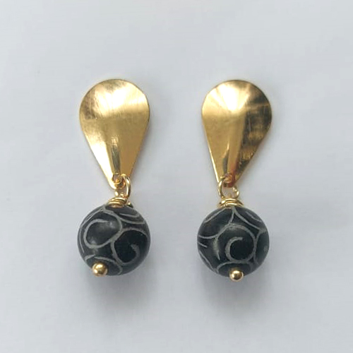 BRINCO FOLHEADO A OURO - BANHADO COM 5 MILÉSIMOS + VERNIZ DIAMOND - BRINCO DE PINO BASE GOTA E PINGENTE PEDRA DESENHO HAVAIANO 10MM - OURO596