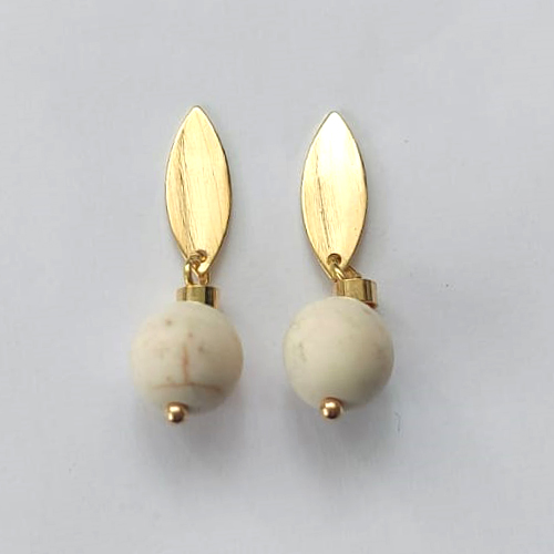 BRINCO FOLHEADO A OURO - BANHADO COM 5 MILÉSIMOS + VERNIZ DIAMOND - BRINCO DE PINO BASE OVAL E PINGENTE PEDRA HOWLITA BRANCA 10MM - OURO598