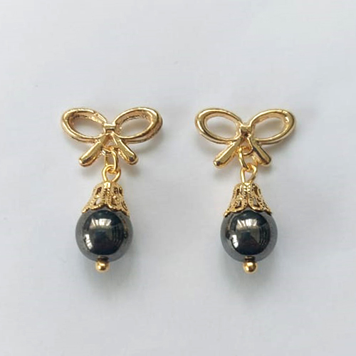 BRINCO FOLHEADO A OURO - BANHADO COM 5 MILÉSIMOS + VERNIZ DIAMOND - BRINCO DE PINO BASE LACINHO E PINGENTE PORCELANA 7MM - OURO609