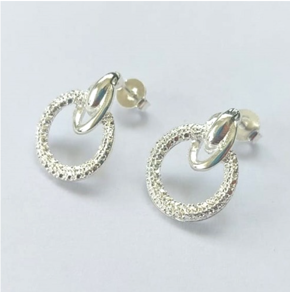 BRINCO FOLHEADO A PRATA COM 50 MILÉSIMOS + VERNIZ DIAMOND -(CRIS) BRINCO DE PINO- PRA646