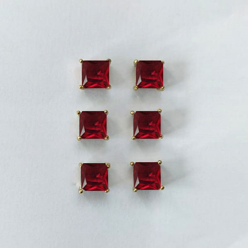 BRINCO NO BRUTO PRONTO PARA O BANHO - KIT COM 3 BRINCOS DE PINO COM BASE EM ALTA FUSÃO COM ZIRCÔNIA VERMELHA QUADRADA 6X6MM - PESO TOTAL 3,5GR - BRU16302