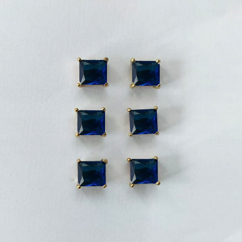 BRINCO NO BRUTO PRONTO PARA O BANHO - KIT COM 3 BRINCOS DE PINO COM BASE EM ALTA FUSÃO COM ZIRCÔNIA AZUL ESCURA QUADRADA 6X6MM - PESO TOTAL 3,5GR - BRU16303