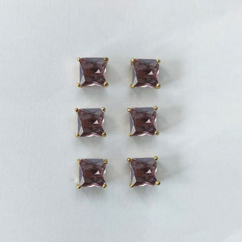 BRINCO NO BRUTO PRONTO PARA O BANHO - KIT COM 3 BRINCOS DE PINO COM BASE EM ALTA FUSÃO COM ZIRCÔNIA ROSA QUADRADA 6X6MM - PESO TOTAL 3,5GR - BRU16304