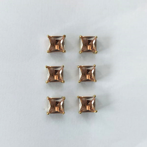 BRINCO NO BRUTO PRONTO PARA O BANHO - KIT COM 3 BRINCOS DE PINO COM BASE EM ALTA FUSÃO COM ZIRCÔNIA MARROM QUADRADA 6X6MM - PESO TOTAL 3,5GR - BRU16307