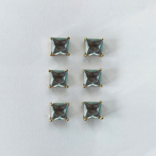 BRINCO NO BRUTO PRONTO PARA O BANHO - KIT COM 3 BRINCOS DE PINO COM BASE EM ALTA FUSÃO COM ZIRCÔNIA AZUL CLARA QUADRADA 6X6MM - PESO TOTAL 3,5GR - BRU16308