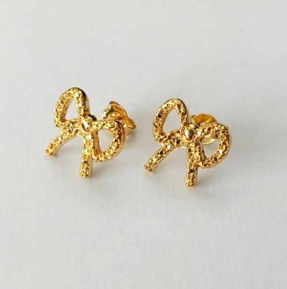 BRINCO FOLHEADO A OURO - BANHADO COM 5 MILÉSIMOS + VERNIZ DIAMOND - (CRIS) BRINCO DE PINO DE 12MM - OURO643