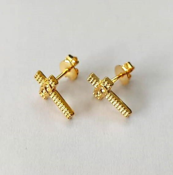 BRINCO FOLHEADO A OURO - BANHADO COM 5 MILÉSIMOS + VERNIZ DIAMOND - (CRIS) BRINCO DE PINO DE 12MM - OURO645