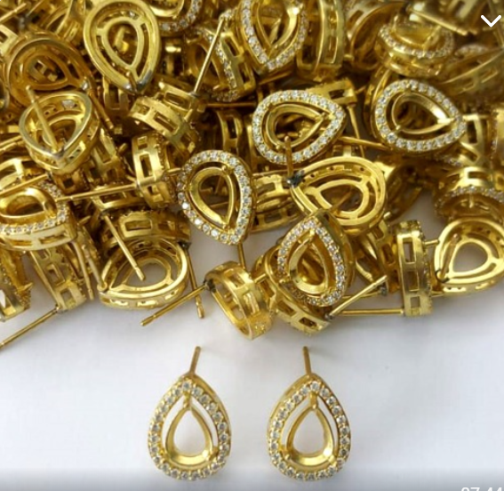 BASE PARA BRINCO NO BRUTO AUTA FUSÃO CRAVEJADA EM MICRO ZIRCONIA PARA PEDRA 6X8MM(VENDIDA POR PAR ) BRU0003256