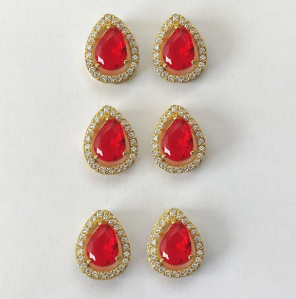 BRINCO NO BRUTO PRONTO PARA O BANHO - KIT COM 3 BRINCOS DE PINO COM BASE EM ALTA FUSÃO COM ZIRCÔNIA GOTA 6X8MM - PESO TOTAL 8.7GR(TREIS PAR) - BRU0003258