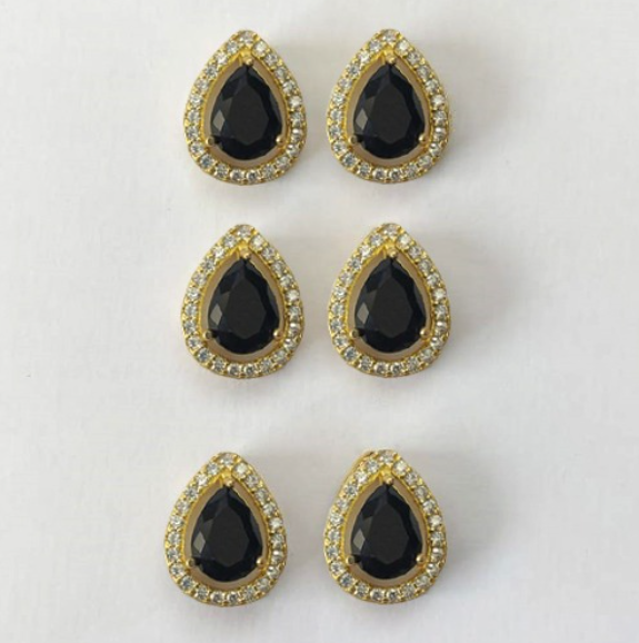 BRINCO NO BRUTO PRONTO PARA O BANHO - KIT COM 3 BRINCOS DE PINO COM BASE EM ALTA FUSÃO COM ZIRCÔNIA GOTA 6X8MM - PESO TOTAL 8.7GR(TREIS PAR) - BRU0003261