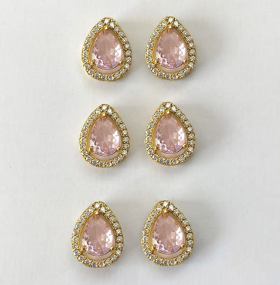 BRINCO NO BRUTO PRONTO PARA O BANHO - KIT COM 3 BRINCOS DE PINO COM BASE EM ALTA FUSÃO COM ZIRCÔNIA GOTA 6X8MM - PESO TOTAL 8.7GR(TREIS PAR) - BRU0003301