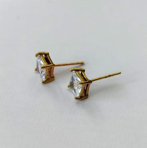 BRINCO NO BRUTO PRONTO PARA O BANHO (TAMANHO 6X6MM)QUADRADO BASE EM ALTA FUSÃO COM PEDRA DE ZIRCONIA BRU0003304