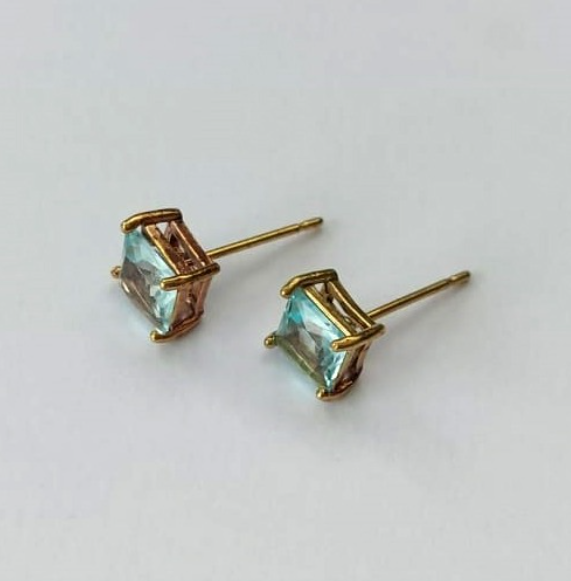 BRINCO NO BRUTO PRONTO PARA O BANHO (TAMANHO 6X6MM)QUADRADO BASE EM ALTA FUSÃO COM PEDRA DE ZIRCONIA BRU0003305