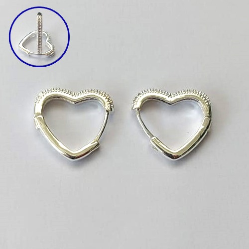 BRINCO FOLHEADO A PRATA COM 50 MILÉSIMO+ VERNIZ DIAMOND BRINCO DE ARGOLA FORMATO CORAÇÃO COM 1 FILEIRA DE MICRO ZIRCÔNIAS 18MM PRA682