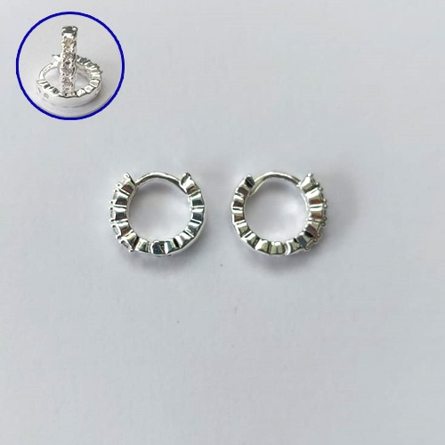 BRINCO FOLHEADO A PRATA COM 50 MILÉSIMO+ VERNIZ DIAMOND BRINCO DE ARGOLA COM 1 FILEIRA DE MICRO ZIRCÔNIAS 9MM PRA683