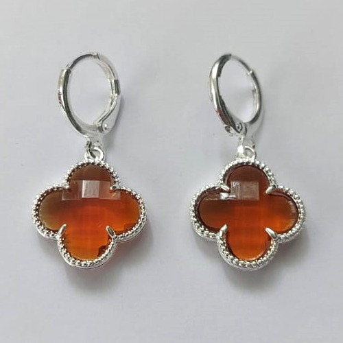 BRINCO FOLHEADO A PRATA COM 50 MILÉSIMO+ VERNIZ DIAMOND BRINCO DE ARGOLA PRESSÃO (TRANQUETA) VAN CLEEF CARAMELO VIDRO 13MM PRA705