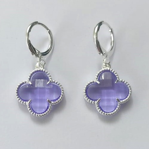 BRINCO FOLHEADO A PRATA COM 50 MILÉSIMO+ VERNIZ DIAMOND BRINCO DE ARGOLA PRESSÃO (TRANQUETA) VAN CLEEF LILÁS VIDRO 13MM PRA706