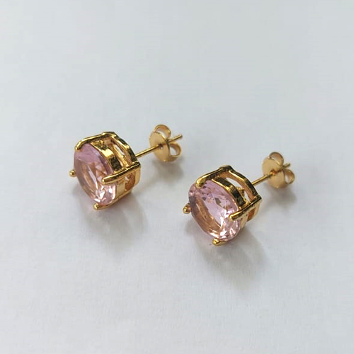 BRINCO FOLHEADO A OURO - BANHADO COM 5 MILÉSIMOS + VERNIZ DIAMOND - BRINCO DE PINO COM ZIRCÔNIA REDONDA ROSA 10X10MM - OURO709