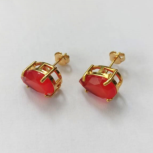 BRINCO FOLHEADO A OURO - BANHADO COM 5 MILÉSIMOS + VERNIZ DIAMOND - BRINCO DE PINO COM ZIRCÔNIA VERMELHA 10X14MM - OURO710