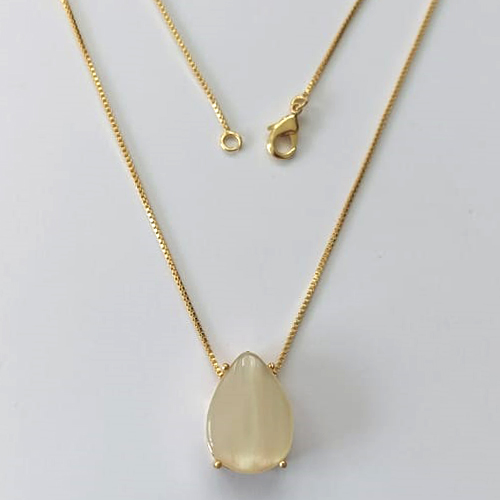 GARGANTILHA FOLHEADA A OURO - BANHADO COM 5 MILÉSIMOS + VERNIZ DIAMOND - CORRENTE VENEZIANA 45CM E PINGENTE EM RESINA BRANCA 12X18MM - OURO719