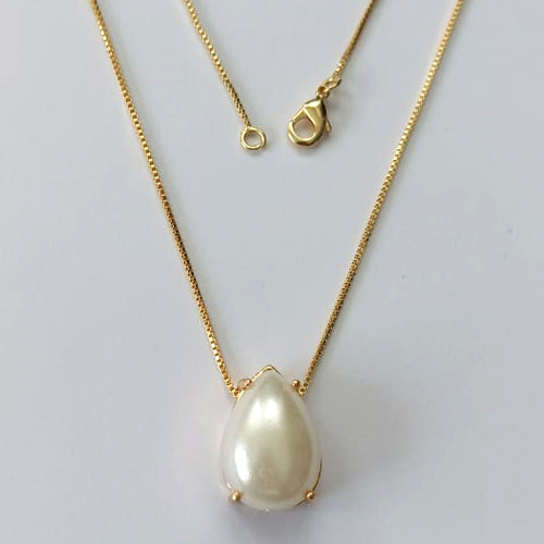 GARGANTILHA FOLHEADA A OURO - BANHADO COM 5 MILÉSIMOS + VERNIZ DIAMOND - CORRENTE VENEZIANA 45CM E PINGENTE EM RESINA VERDE 12X18MM - OURO720