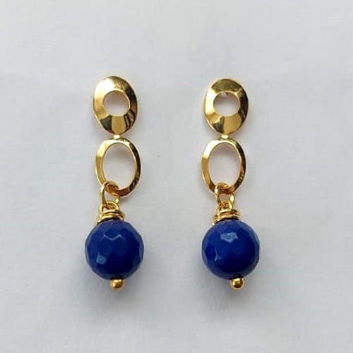 BRINCO FOLHEADO A OURO - BANHADO COM 5 MILÉSIMOS + VERNIZ DIAMOND - BRINCO DE PINO BASE VAZADA E PEDRA EM RESINA 6MM - OURO740