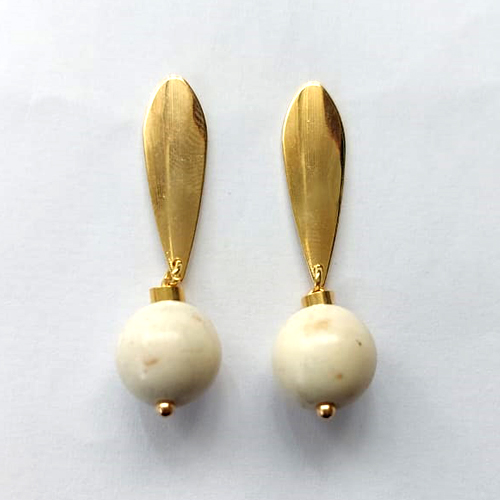 BRINCO FOLHEADO A OURO - BANHADO COM 5 MILÉSIMOS + VERNIZ DIAMOND - BRINCO DE PINO BASE OVAL E PEDRA HOWLITA BRANCA 10MM - OURO742