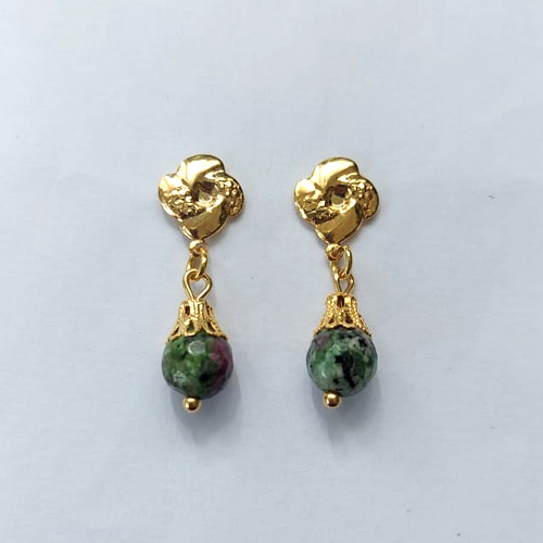 BRINCO FOLHEADO A OURO - BANHADO COM 5 MILÉSIMOS + VERNIZ DIAMOND - BRINCO DE PINO BASE FLOR E PEDRA RUBI ZOISITE 6MM - OURO743