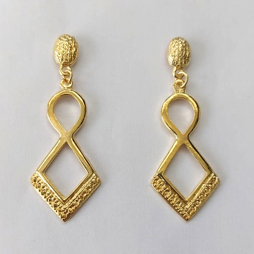 BRINCO FOLHEADO A OURO - BANHADO COM 5 MILÉSIMOS + VERNIZ DIAMOND - BRINCO DE PINO BASE REDONDA E PINGENTE GEOMÉTRICO COM DETALHES VAZADOS 19X42MM - OURO748