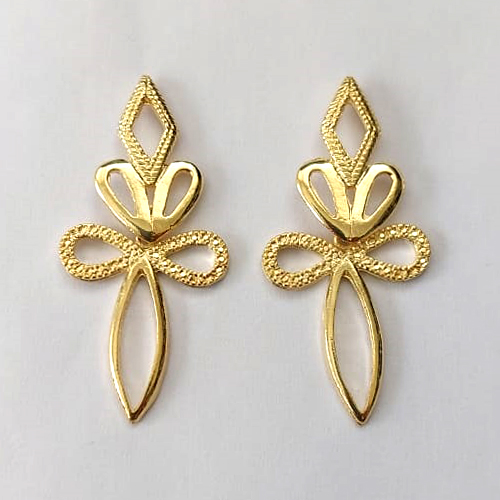 BRINCO FOLHEADO A OURO - BANHADO COM 5 MILÉSIMOS + VERNIZ DIAMOND - BRINCO DE PINO FLOR COM DETALHES VAZADOS 27X56MM - OURO749