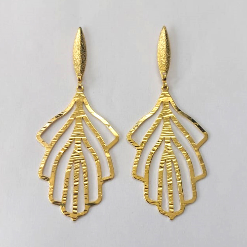 BRINCO FOLHEADO A OURO - BANHADO COM 5 MILÉSIMOS + VERNIZ DIAMOND - BRINCO DE PINO BASE OVAL COMPRIDA E PINGENTE DETALHES VAZADOS 30X52MM - OURO751